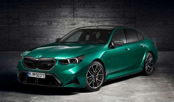 Двигателят на BMW M5 е толкова тих, че производителят трябваше да добави фалшиви звуци, които се възпроизвеждат през високоговорителите на автомобила. Така водачът е наясно с мощност, която дава на автомобила.
 